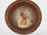 tableau représentant une femme coiffée d'une coiffe, sur une assiette rouge et dorée