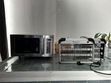 un micro-ondes et un grille-pain posés sur un plan de travail