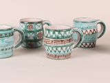 un ensemble de tasses et de mugs posés sur une table