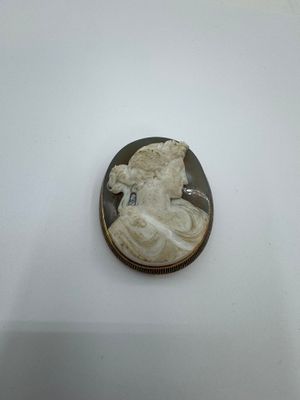 Broche ovale centrée d'un camée calcédoine à profil de déess… - Photo 1