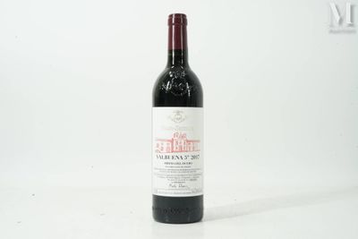 une bouteille de vin posée sur une table