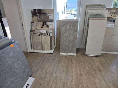 un parquet en bois massif dans une pièce équipée d'un réfrigérateur et d'un réfrigérateur-congélateur