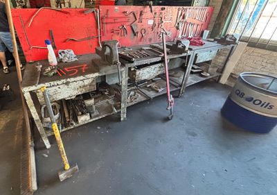 une photo d'un garage avec des outils posés sur un établi