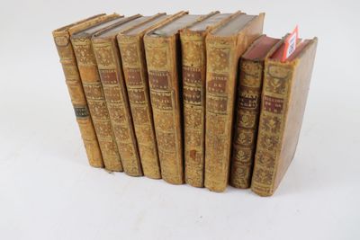 plusieurs vieux livres sont empilés sur une surface blanche
