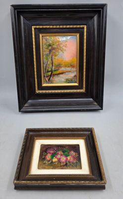 deux tableaux encadrés représentant des fleurs et des arbres sur fond gris