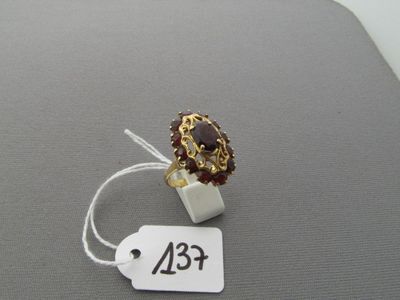 une photo d'une bague en or ornée d'une grenat