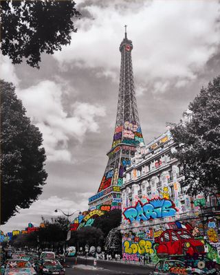 La tour Eiffel est recouverte de graffitis au bord de la route.
