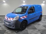la photo d'une camionnette bleue garée dans un garage
