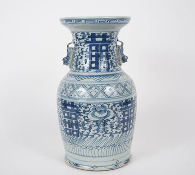 Chine, vers 1900 Vase de forme balustre en porcelaine bleu b…