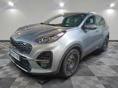 une voiture argentée est garée sur le sol à carreaux d'un garage