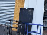 deux chaises et une table devant une porte de garage
