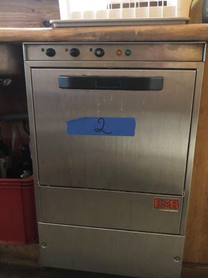 une image d'un lave-vaisselle dans une cuisine