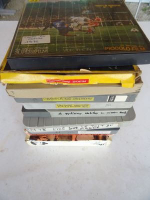 trois DVD empilés les uns sur les autres sur une table