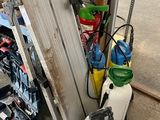 un tas d'objets et d'outils en tout genre dans un garage