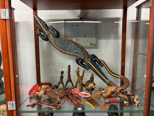 Art d’Afrique. Ensemble d’objets décoratifs :  tête d’éléphant en