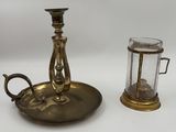 des bougeoirs en laiton et un bougeoir en verre sur fond blanc