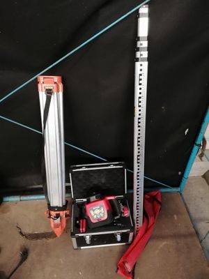 une photo représentant une paire d'outils et une mallette à outils