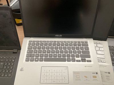 deux ordinateurs portables posés sur une table