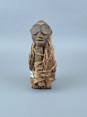 statue d'un homme barbu portant des lunettes de protection sur la tête