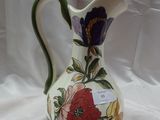 un vase blanc orné d'un motif floral