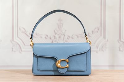 un sac à main bleu posé sur une table en bois