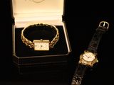 une montre et un bracelet dans une boîte posée sur une table