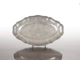 un plateau d'argent antique sur un support sur fond blanc