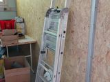 une échelle appuyée contre un mur dans une pièce