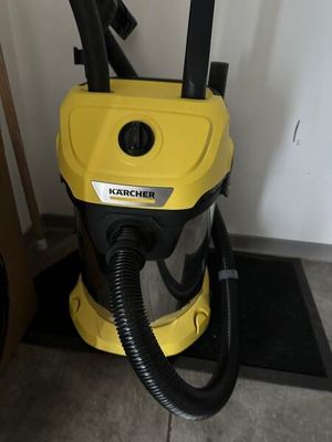 un aspirateur jaune posé par terre