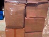 une grande pile de cartons posée sur une palette