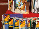 beaucoup de livres posés sur une table rouge
