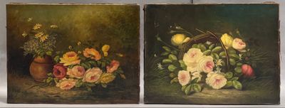 deux tableaux représentant des fleurs posées sur une table, avec un vase de fleurs en arrière-plan