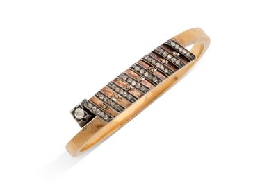un gros plan sur un bracelet en or serti de diamants noirs et blancs