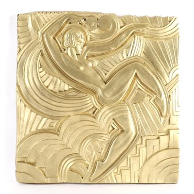 une sculpture en or représentant un homme sur une planche de surf