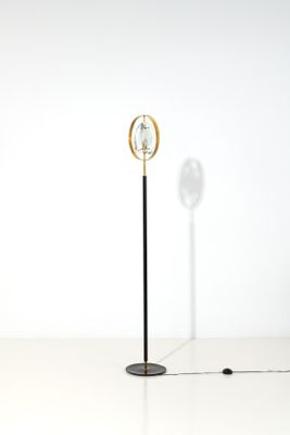 une lampe posée par terre à côté d'une autre lampe