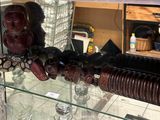 une vitrine en verre sur laquelle sont posés deux masques en bois