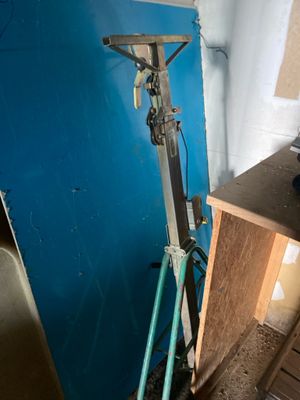 un vélo appuyé contre un mur bleu dans une pièce
