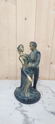 une statue représentant un homme et une femme tenant un bébé dans leurs bras