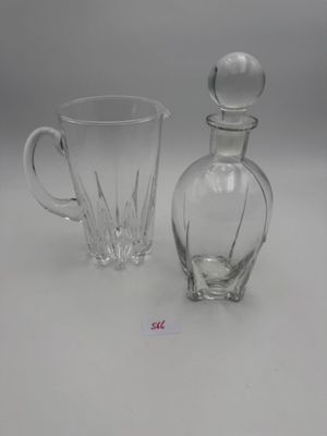 une paire de carafes en verre et une carafe posées sur une table