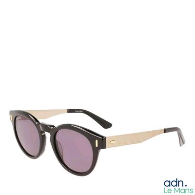 gros plan d'une paire de lunettes de soleil sur fond blanc