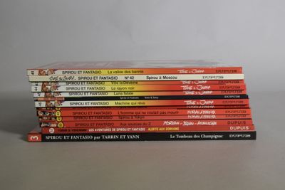 plusieurs livres empilés sur une table