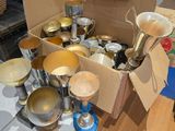 une boîte remplie d'objets en argent et en or posée sur une table