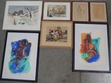 il y a beaucoup d'œuvres d'art encadrées par terre dans cette pièce