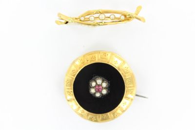 trois bijoux, dont une broche, une épingle et une broche
