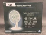 la boîte d'un ventilateur de table blanc posée sur une table