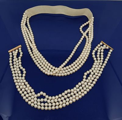 Ensemble composé d'un collier et d'un bracelet à trois rangs de perles, avec fermoir en or
