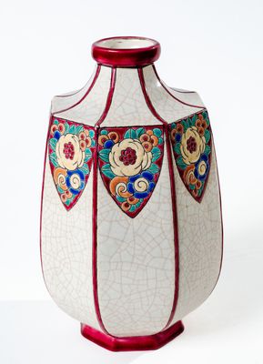 un vase blanc avec un socle rouge sur fond blanc