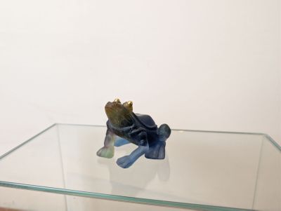 une table en verre sur laquelle se trouve une figurine