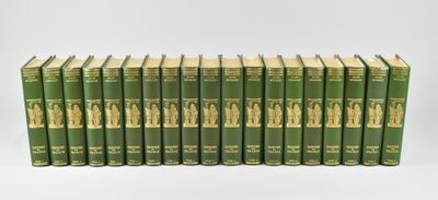 une rangée de livres verts empilés les uns sur les autres