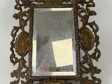 un miroir accroché au mur